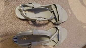 Biele tenisky, sandale