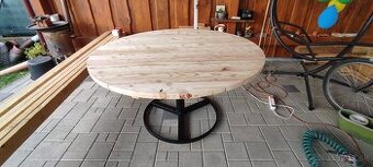 Okruhly masivny dreveny stol