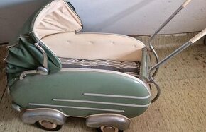 Starý kočiarik na bábiky