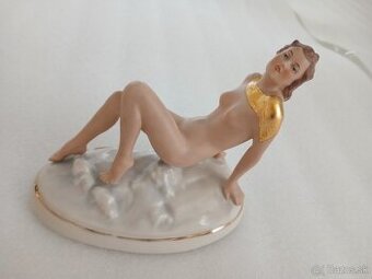 Akt v tráve-Royal Dux