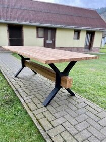 Jedálenský stôl, dub masív s kovovou podnožou