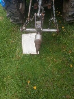 Kužeľova štiepačka na drevo za traktor