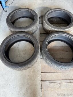 225/45 R19