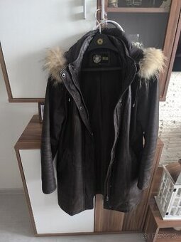 Dámska kožená bunda.
