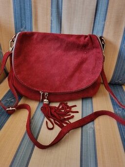 Kabelka burgundskej farby