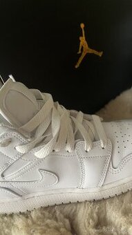 Predám tenisky Nike Jordan 1 Mid – výborný stav