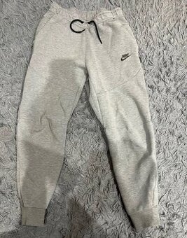 Šedé tepláky značky Nike Tech Fleece