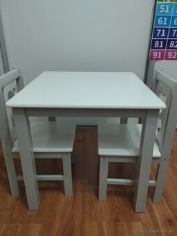 Detský stôl so stoličkami