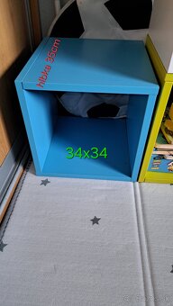 Štvorcové farebná polica -knižnica,na zem aj na stenu