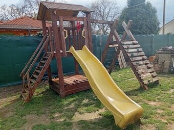 Domček so šmykľavkou a hrazdou na lezenie