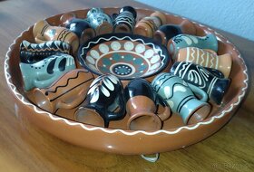 Závesný tanier vyrobený z keramiky.