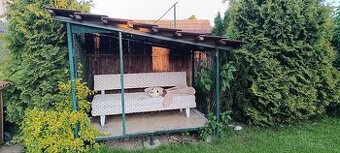 Železný koterec s betónovou škridľou