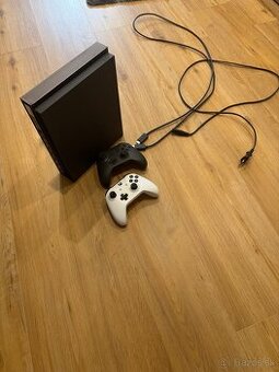 Xbox one x + 2 ovládače