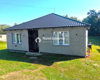 NA PREDAJ novostavba bungalovu s veľkým pozemkom v obci Hraň