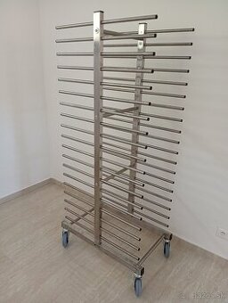 Univerzálny vozík na 40 ks táckov alebo plechov