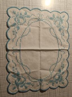 Predám ručne vyšívaný obrúsok umelecké hodnoty