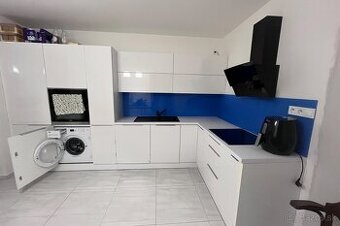 Kuchynská linka so spotrebičmi