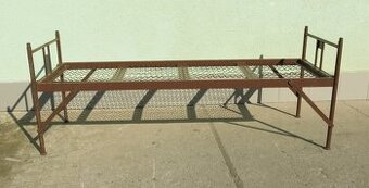 Vojenská kovová postel vz.85