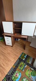 Písací stôl a skrinka na stenu.