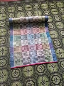 Starý ručne tkaný koberec