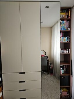 Veľká skriňa s knižnicou