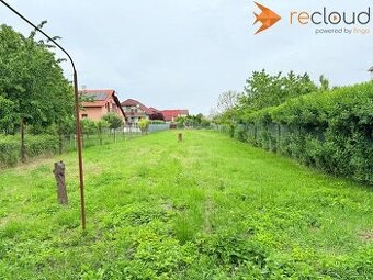 EXKLUZÍVNE NA PREDAJ – SLNEČNÝ STAVEBNÝ POZEMOK S RODINNÝM D