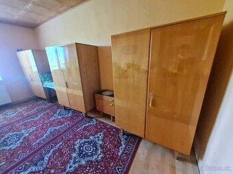Šatníkové skrine, stolíky, posteľ