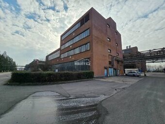 Budova chemickej výroby s nádržami