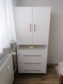 Skrinka so zásuvkami