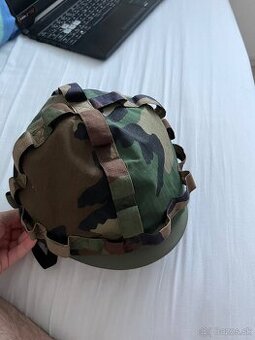 Airsoftová prilba s poťahom+ okuliare