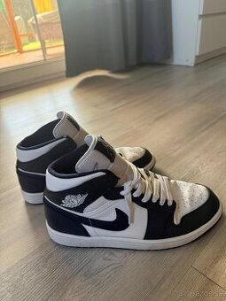 Air Jordan 1 Mid