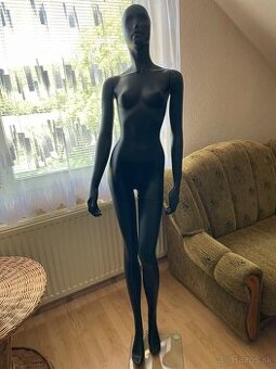 Dámska figurína čiernej farby