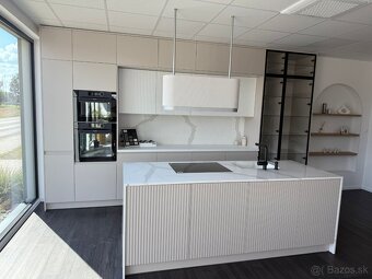 Nová prémiová expozičná kuchyňa s kameňom
