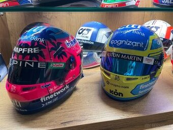 F1 prilby 1:2 a šiltovky podpisane a modely