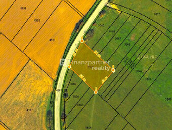 Strategická "ačková" parcela pri hlavnej ceste medzi M a V - 1