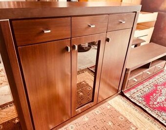 Komoda sklenena.     V 150 x 35 x 140