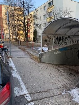 Predám podzemnú garáž s bránou - vykurovanú - 1