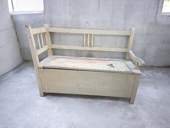 Drevená lavica s úložným priestorom