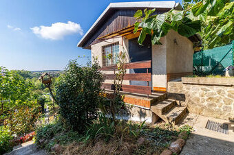 Ponúkame na predaj dvojpodlažnú záhradnú chatu.