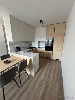 Prenájom 3-izbového bytu s balkónom a garážovým parkovaním –