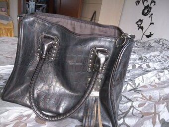 zaujimava stredne velka kabelka