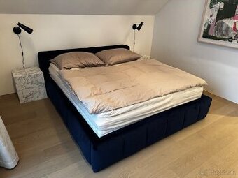 Postel s matracom a stolikmi