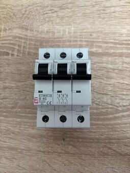 Istič 3-pólový 400V 50/60Hz 10kA