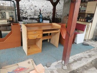 Pisaci stolik