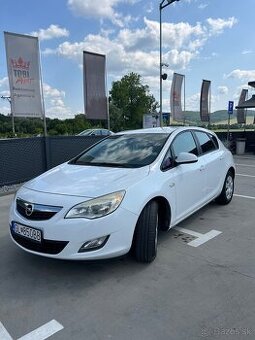 Opel astra 1,4 benzín rok 2010