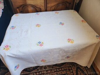 Krásna maslový damaškový obrus zdobený zlatými ornamentmi a