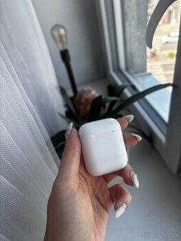 AirPods 2. generácie – jedno slúchadlo hrá slabšie,