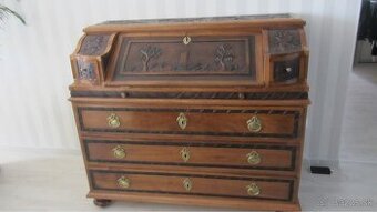 Zreštaurovaná starožitný provinčný sekretár