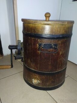 Stará drevená máselnica