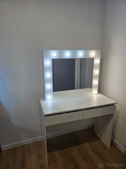 Kozmetický, toaletný stolík